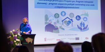 Uczestnicy konferencji o programie teleopieki domowej w województwie podlaskim