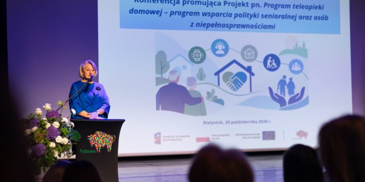 Uczestnicy konferencji o programie teleopieki domowej w województwie podlaskim