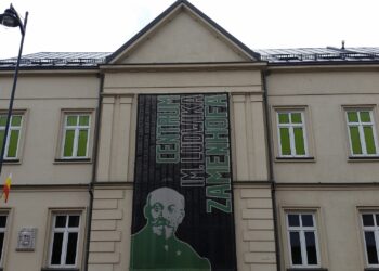 Centrum im. Ludwika Zamenhofa w Białymstoku z muralem przedstawiającym twórcę esperanta