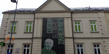 Centrum im. Ludwika Zamenhofa w Białymstoku z muralem przedstawiającym twórcę esperanta