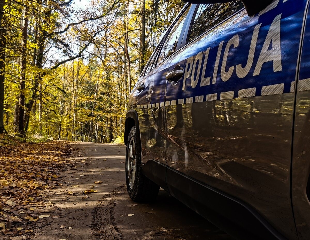 Zgubiła się w lesie. naprowadzała policjantów na dźwięk syreny
