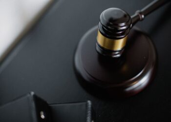 Sędziowski młotek leżący na ciemnym blacie