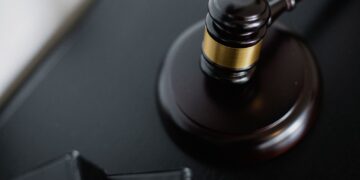 Sędziowski młotek leżący na ciemnym blacie