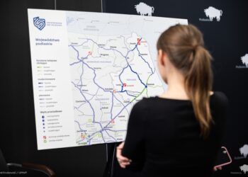 Prezentacja mapy województwa podlaskiego z planowanym przebiegiem nowych linii kolejowych