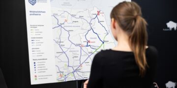 Prezentacja mapy województwa podlaskiego z planowanym przebiegiem nowych linii kolejowych